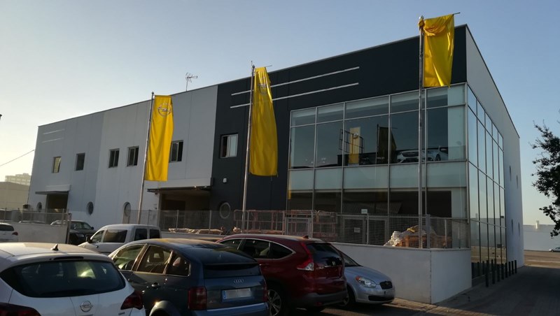 remodelacion fachada corporporativa agente opel en valencia